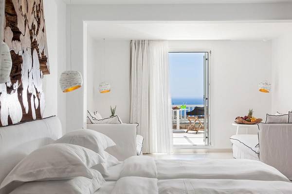 Schlafzimmer im Myconian Villa Collection mit Blick auf das Meer.