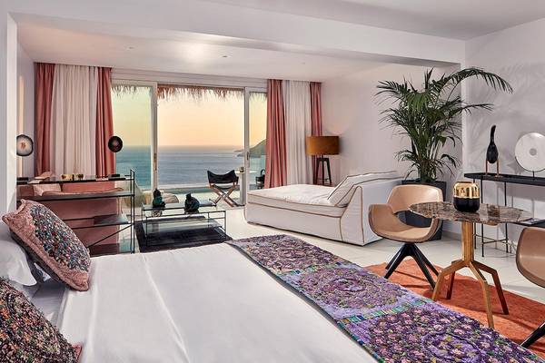 Suite im Myconian Villa Collection Hotel mit Blick auf das Meer und eine Terrasse