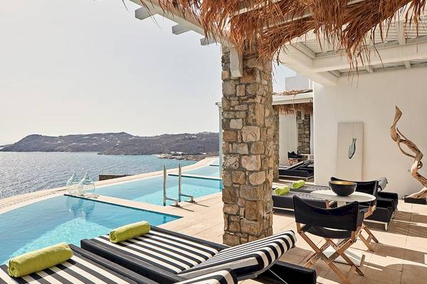 Pool-Terrasse mit Blick auf das Meer im Myconian Villa Collection Hotel.