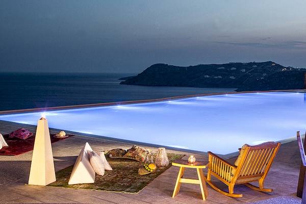 Außenpool der Myconian Villa Collection mit Blick auf das Meer und Inseln.