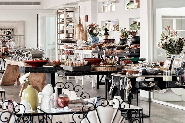 Frühstücksbuffet im Myconian Villa Collection Hotel mit verschiedenen Gerichten und Tischdekoration.