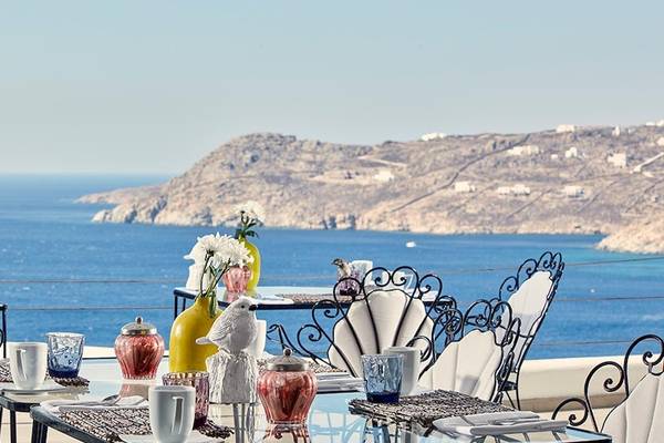 Terrasse des Myconian Villa Collection mit Blick auf das Meer und Inseln