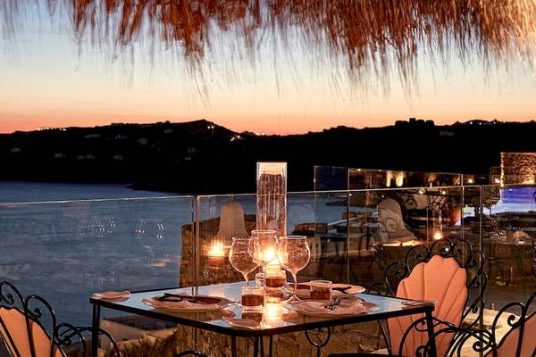Abendessen auf der Terrasse mit Blick auf das Meer im Myconian Villa Collection.