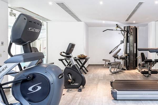 Fitnesscenter im Myconian Villa Collection Hotel mit modernen Geräten und hellem Ambiente.