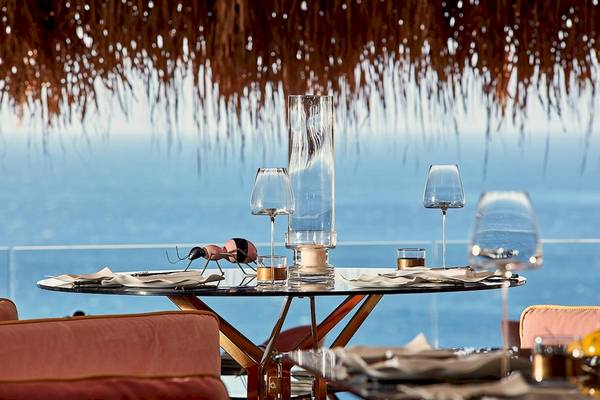 Tisch der Myconian Villa Collection mit Blick auf das Meer.
