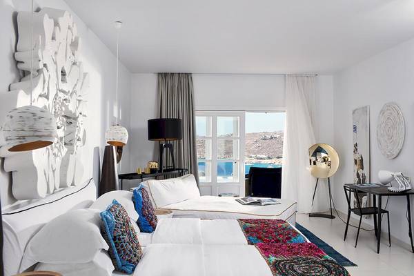 Schlafzimmer im Myconian Villa Collection Hotel mit Blick auf das Meer.