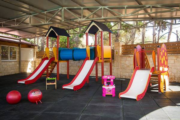Kinderspielplatz im Gouves Water Park Holiday Resort mit bunten Rutschen und Spielzeug.