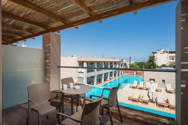 Terrasse mit Aussicht auf den Pool im Gouves Water Park Holiday Resort