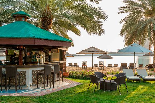Außenbar im Le Meridien Abu Dhabi mit Blick auf den Strand und Palmen