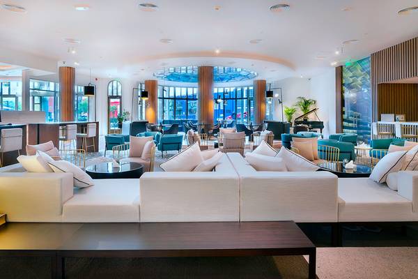 Lobby des Le Meridien Abu Dhabi Hotels mit modernen Möbeln und blauen Akzenten.