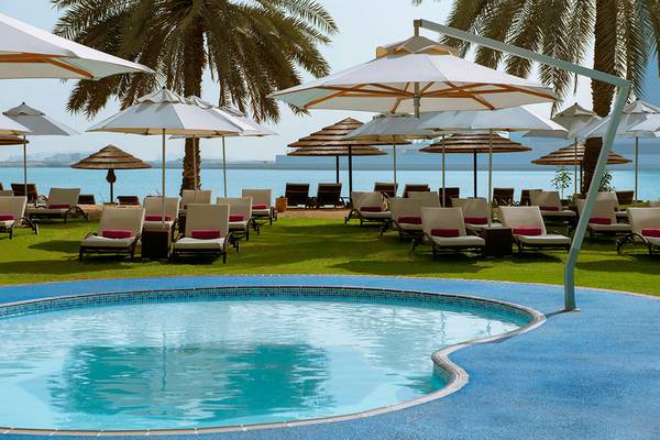 Pool-Lounge mit Liegestühlen und Schirmen im Le Meridien Abu Dhabi
