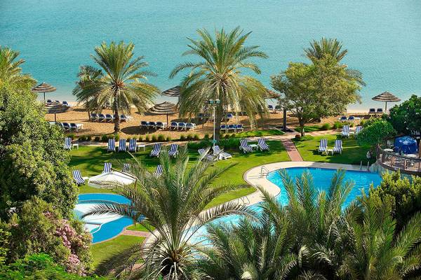 Luftaufnahme des Le Meridien Abu Dhabi mit Pool und Strand