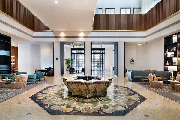 Lobby des Le Meridien Abu Dhabi Hotels mit zentralem Brunnen und modernen Möbeln.