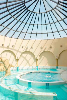 Schwimmbad im Le Meridien Abu Dhabi unter einer Glaskuppel