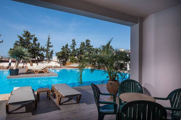 Terrasse mit Pool und Sonnenliegen im Gouves Water Park Holiday Resort