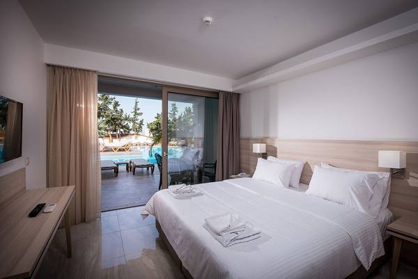 Hotelzimmer im Gouves Water Park Holiday Resort mit Blick auf den Swimmingpool.