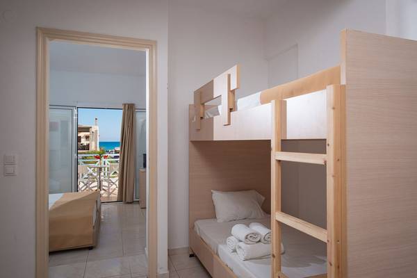 Schlafzimmer im Gouves Water Park Holiday Resort mit Blick auf das Meer.