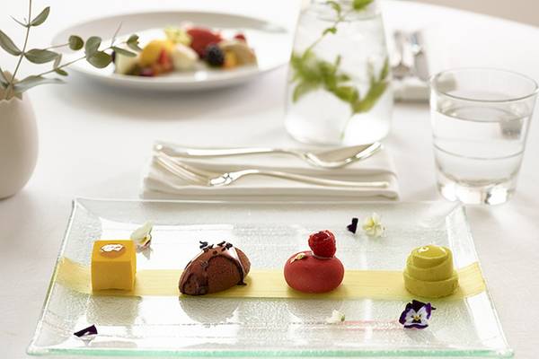 Ein Frühstücksbuffet im Grecotel Mykonos Blu mit verschiedenen Desserts und Früchten.