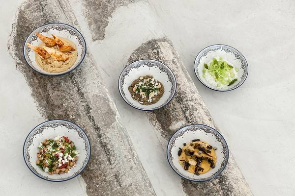 Griechisches Frühstücksbuffet mit verschiedenen Gerichten auf dekorativen Tellern