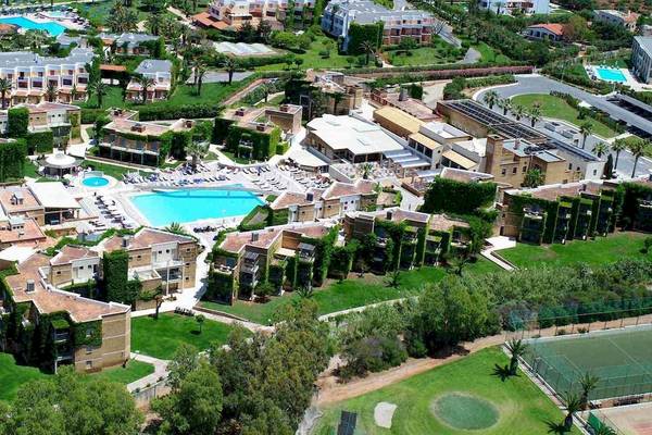 Luftaufnahme des Bella Beach Hotels mit Swimmingpool, Tennisplatz und gepflegten Gärten