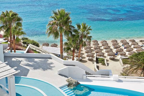 Aussicht auf das Grecotel Mykonos Blu Hotel und seine Strandanlage