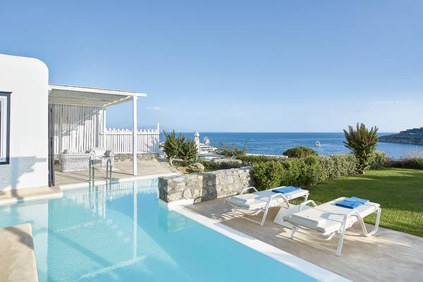 Außenpool des Grecotel Mykonos Blu Hotels mit Blick auf das Meer.