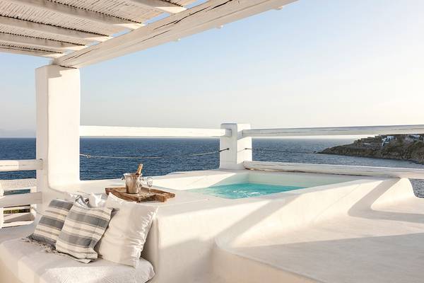 Balkon mit Whirlpool im Grecotel Mykonos Blu mit Blick auf das Meer.