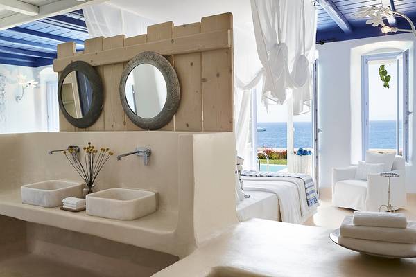 Suite Badezimmer im Grecotel Mykonos Blu mit Ausblick auf das Meer.