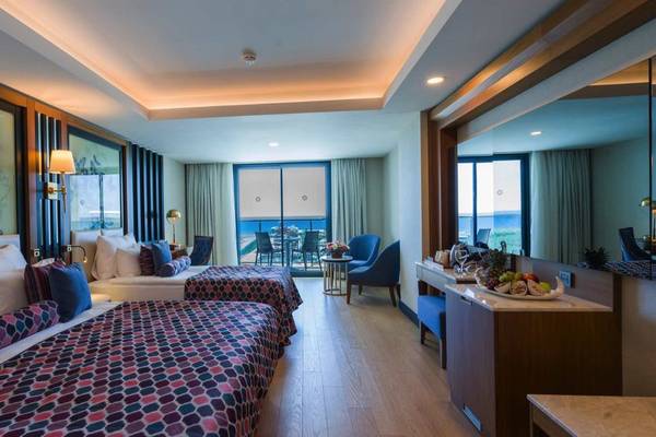 Innenansicht eines Doppelzimmers im Adalya Elite Lara Hotel mit Blick auf das Meer.