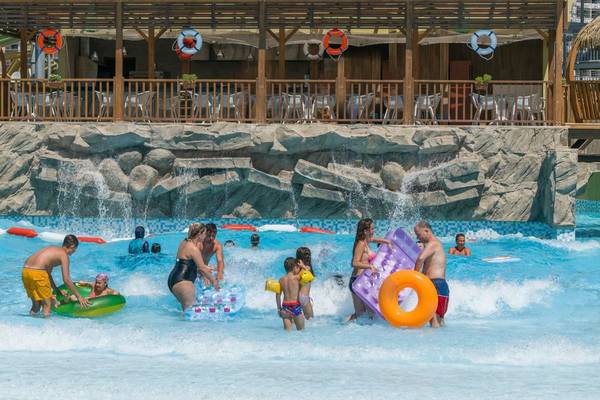 Familie und Kinder spielen im Wasserpark des Adalya Elite Lara Hotels