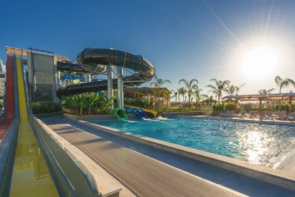 Wasserpark im Adalya Elite Lara Hotel mit Rutschen und Pool