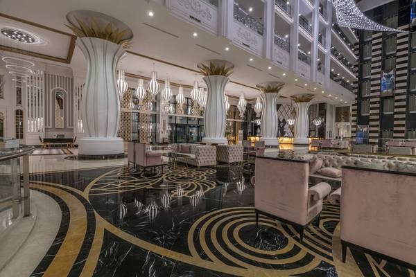Lobby des Adalya Elite Lara Hotels mit Marmorboden, großen Säulen und luxuriösen Möbeln.