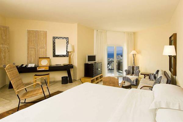 Hotelzimmer im Marmara Bodrum mit Blick auf das Meer und moderne Möbel.