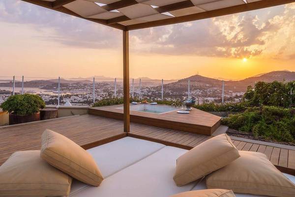 Oberirdischer Pool mit Aussicht auf den Untergang im Marmara Bodrum Hotel.