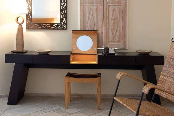 Schlafzimmer im Marmara Bodrum Hotel mit schwarzem Schreibtisch, Hocker, Telefon und Spiegel
