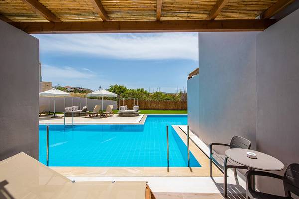 Aussicht auf den Pool des Gouves Water Park Holiday Resort mit Sonnenliegen und Sonnenschirmen.