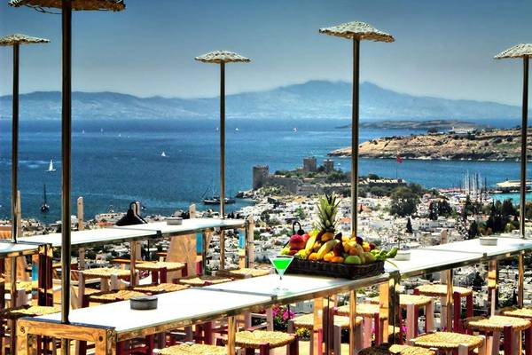 Terrasse mit Meerblick im Marmara Bodrum Hotel mit Obst und Getränken.