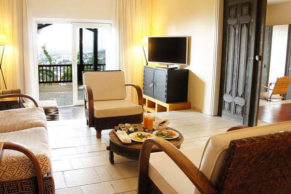 Wohnbereich des Marmara Bodrum Hotels mit Sofa, Stühlen, Tisch, Fernseher und Balkon