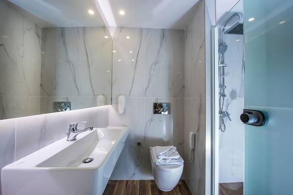Badezimmer im Gouves Water Park Holiday Resort mit Marmorfliesen und modernen Armaturen.