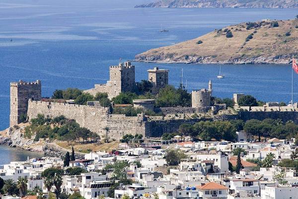 Luftaufnahme der Burg von Bodrum und des Hafens mit Segelbooten und weißen Häusern