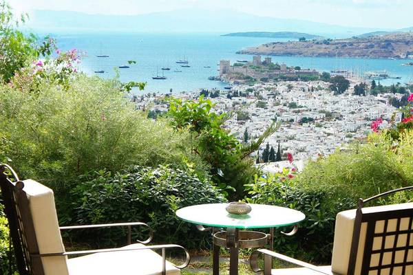 Terrasse mit Blick auf die Bucht von Bodrum vom Marmara Hotel