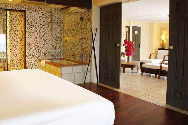Schlafzimmer im Marmara Bodrum Hotel mit Badewanne und offenem Badezimmer