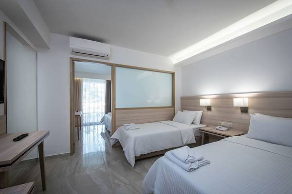 Hotelzimmer im Gouves Water Park Holiday Resort mit zwei Betten, Klimaanlage und Schreibtisch