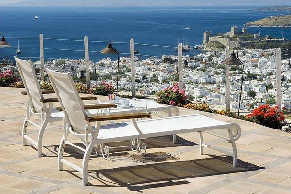 Terrasse mit weißen Sofas und Meerblick im Marmara Bodrum Hotel.