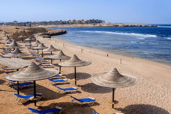 Strand des Jaz Samaya Resorts mit Sonnenschirmen und Liegestühlen