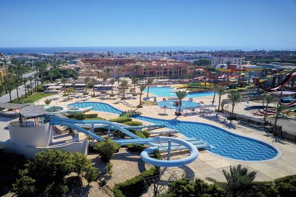 Luftaufnahme des Jaz Samaya Resorts mit Wasserpark und Meer im Hintergrund.