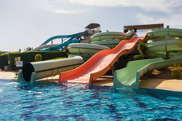 Wasserrutschen im Jaz Samaya Resort, vor einem blauen Pool