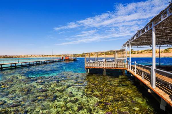 Wasserdock im Jaz Samaya Resort mit blauem Meer und üppigem Korallenriff.