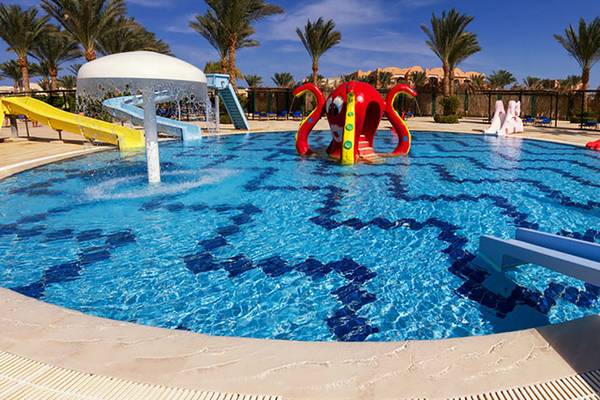 Schwimmbad im Jaz Samaya Resort mit verschiedenen Wasserrutschen und Spielen.