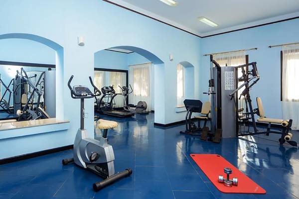 Fitnesscenter im Jaz Samaya Resort mit diversen Geräten und Hanteln.